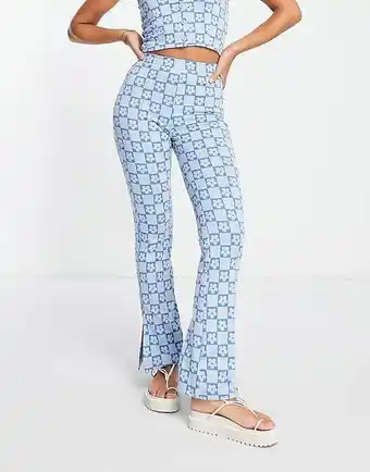 ASOS Asos design – blommiga och schackrutiga, utsvängda byxor i jersey med sidoslits erbjuda