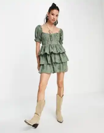 Asos design – mörkt kakifärgad miniklänning med 3d-blommigt mönster, panelsydd design och knytning