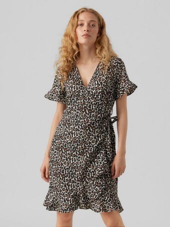 Vero Moda Kort klänning erbjuda