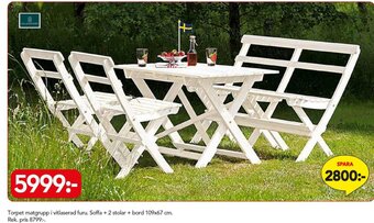 Bo Ohlsson Torpet matgrupp i vitlaserad furu. Soffa + 2 stolar + bord 109x67 cm erbjuda
