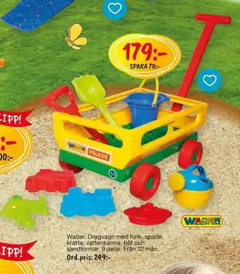 Leklust Dragvagn med hink, spade, kratta, vattenkanna, båt och sandformar erbjuda