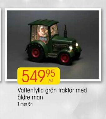 EKO Vattenfylld grön traktor med äldre man erbjuda