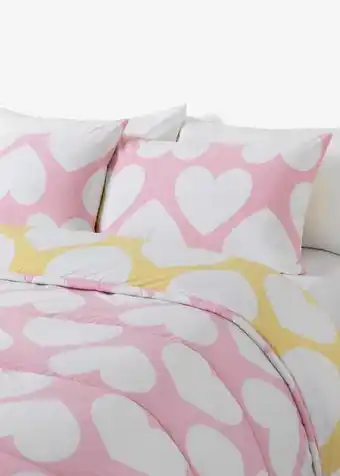 Reversible heart print comforter set