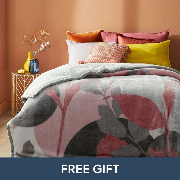 Gilda 3ply 3.8kg mink sherpa blanket & bag offer at HomeChoice