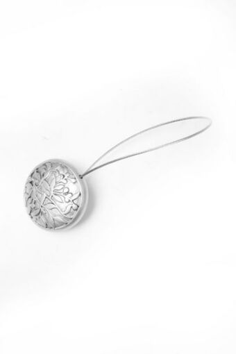 Magnetic tie back