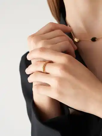 Twist ring
- brush gold