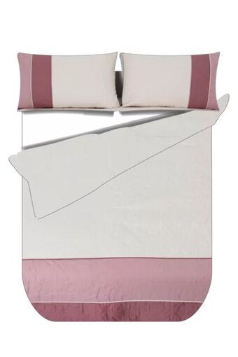 Embelished polyester comforter