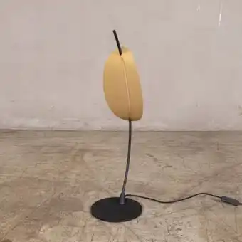 Bow table lamp
