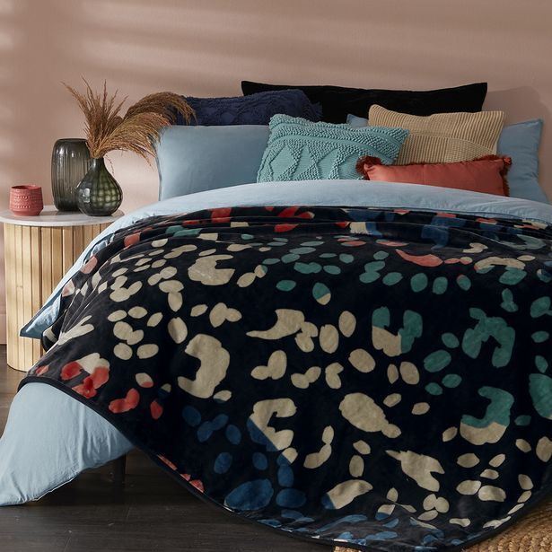 Saige 1ply 2kg geo mink blanket offer at HomeChoice