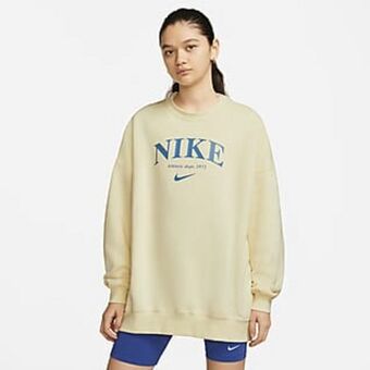 Nike Nike sportswear essentials offer
