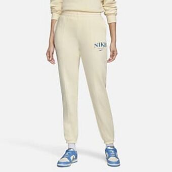Nike Nike sportswear collection essentials offer