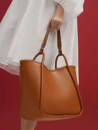 Circle handle tote bag
- cognac